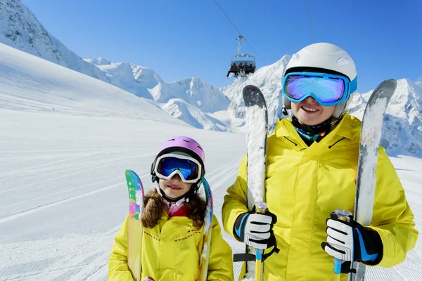 Skidor, skidorten - familj på skidsemester — Stockfoto