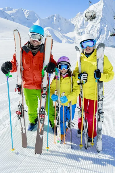 Esquí, esquiadores, sol y diversión - vacaciones de invierno en familia —  Fotos de Stock