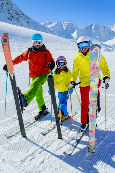 Skidåkning, skidåkare, solen och kul - familjen enyoing vintersemester — Stockfoto