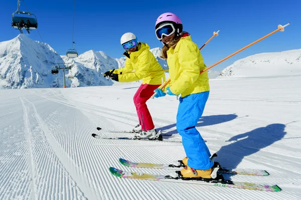 Ski's, skiër, sneeuw en fun - familie genieten van winter vakanties — Stockfoto