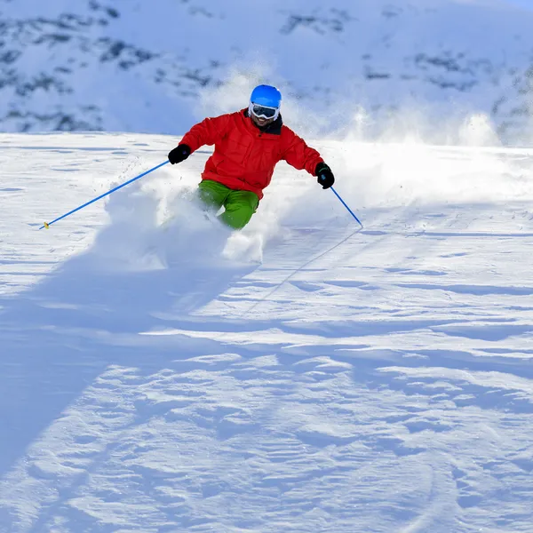 Ski, skieur, freeride dans la neige fraîche en poudre — Photo