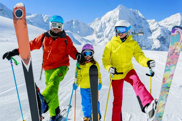 Skidåkning, skidåkare, solen och kul - familjen enyoing vintersemester — Stockfoto