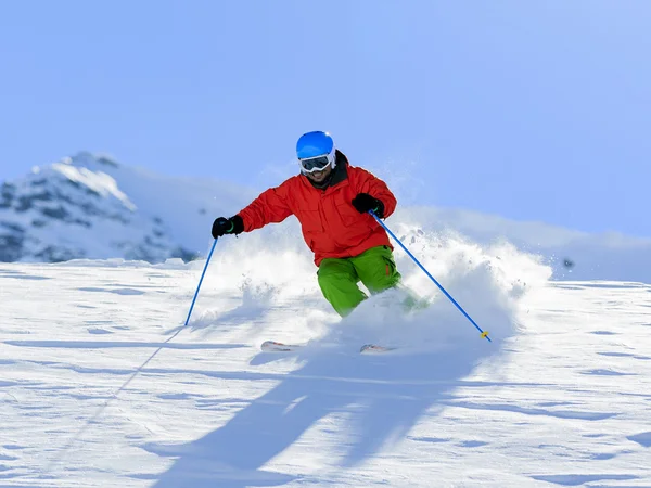 Skifahren, Skifahren, Freeriden im frischen Pulverschnee — Stockfoto