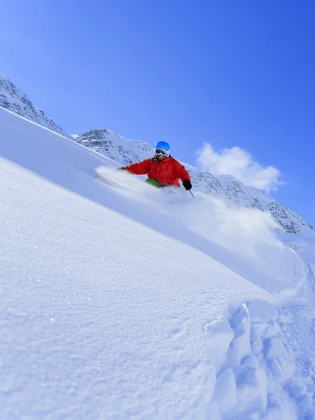 Ski, skidåkare, freeride i färska pudersnö - man skidåkning slalom — Stockfoto