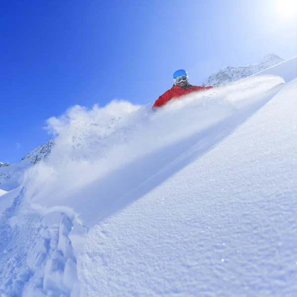 Ski, skiër, freeride in verse poeder sneeuw - man afdaling skiën — Stockfoto