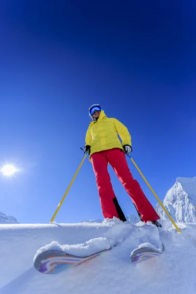 Kayak, kayakçı, kadın - freeride taze toz karda — Stok fotoğraf