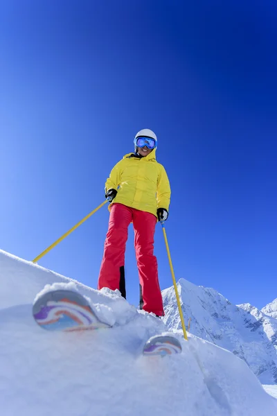 Ski, skidåkare, Kvinna - freeride i färska pudersnö — Stockfoto