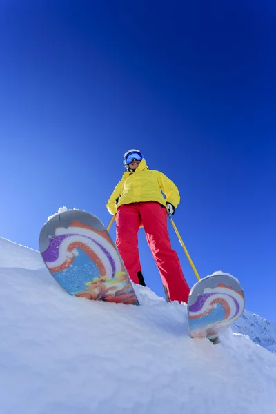 Ski, skiër, vrouw - freeride in verse poeder sneeuw — Stockfoto