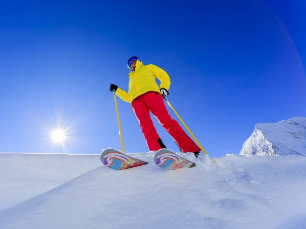 Ski, skiër, vrouw - freeride in verse poeder sneeuw — Stockfoto