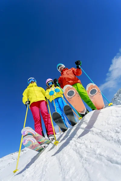 Лыжи, зима, снег, лыжники, солнце и веселье — стоковое фото