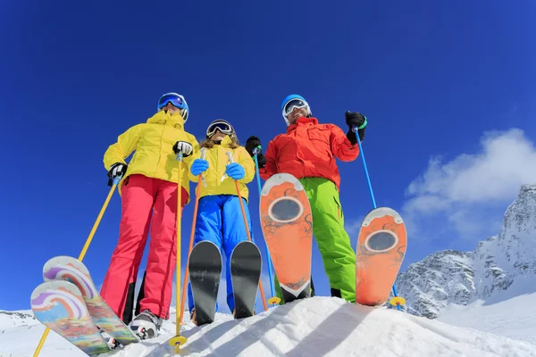 Skidåkning, vinter, snö, skidåkare, solen och kul — Stockfoto