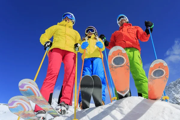 Esquí, invierno, nieve, esquiadores, sol y diversión —  Fotos de Stock