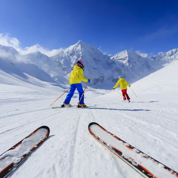 Skiën, Skischool skiërs op ski run - kind skiën afdaling, Les — Stockfoto