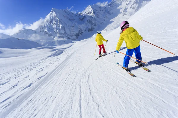 Skiing, skiers on ski run - child skiing downhill, ski lesson — Stock Photo, Image