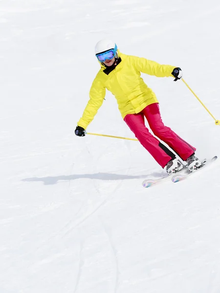 Esquí, esquiador, deporte de invierno - mujer esquiando cuesta abajo —  Fotos de Stock