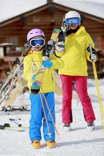 Skidor, skidorten, vintersport - familj på skidsemester — Stockfoto