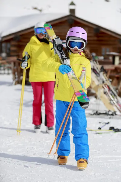 Skidor, skidorten, vintersport - familj på skidsemester — Stockfoto