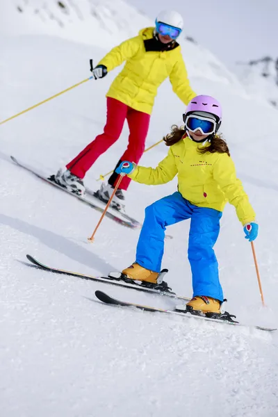 Skiën, Skischool skiërs op ski run - kind skiën afdaling, Les — Stockfoto