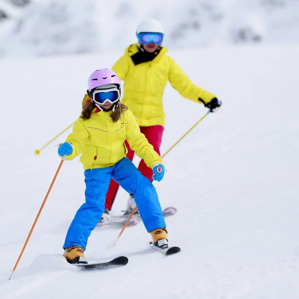 Esquí, esquiadores en pista de esquí - esquí infantil cuesta abajo, clases de esquí —  Fotos de Stock