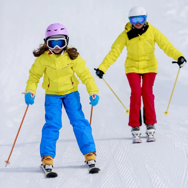 Skiën, Skischool skiërs op ski run - kind skiën afdaling, Les — Stockfoto