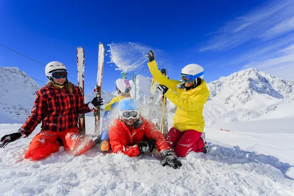 Esquí, esquiadores, sol y diversión - vacaciones de invierno en familia —  Fotos de Stock