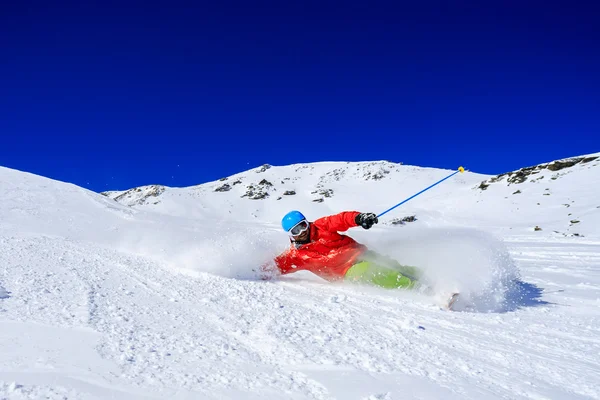 स्की, स्कीयर, ताजा पाउडर बर्फ में फ्रीराइड आदमी डाउनहिल स्कीइंग — स्टॉक फ़ोटो, इमेज