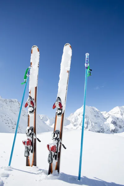 Sci, stagione invernale, montagna e attrezzatura da sci sulla pista da sci — Foto Stock