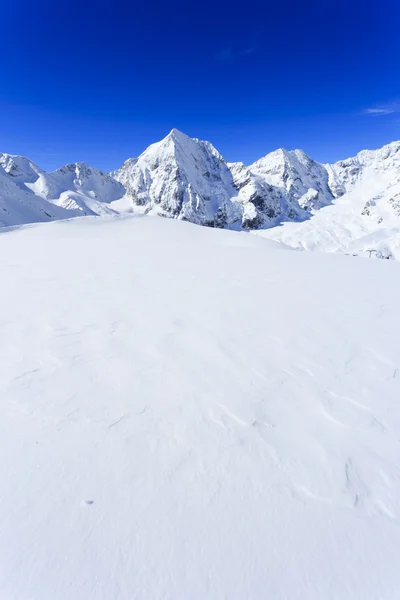 Montagnes d'hiver - pistes de ski dans les Alpes italiennes — Photo