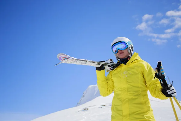 Kayakçı, Kayak, kış sporu - kadın kayakçı portresi — Stok fotoğraf