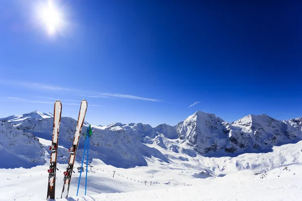 Skidåkning, vintersäsong, fjäll och skidutrustning på skidbacke — Stockfoto