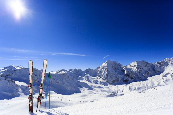 Лыжный спорт, зимний сезон, горы и лыжное снаряжение на лыжне
