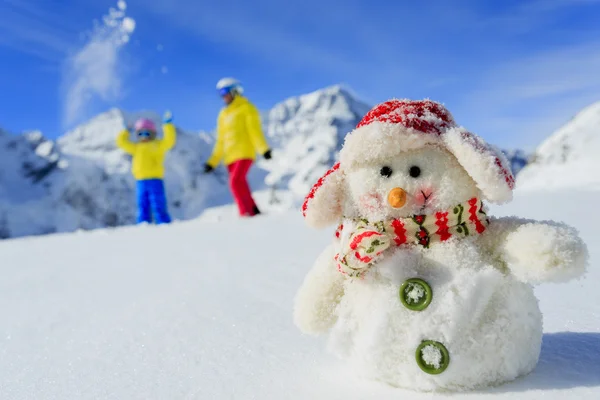 Ski, skieur, soleil et plaisir hivernal — Photo