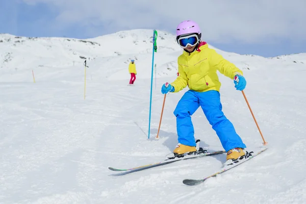 Schi, iarna, lectii de schi - schiori pe pista de schi — Fotografie, imagine de stoc