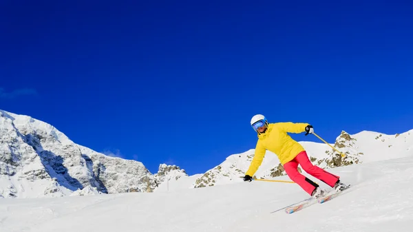 Sci, sciatore, sport invernali - sciare in discesa — Foto Stock