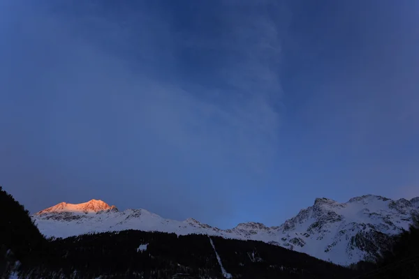 Montañas de invierno, panorama - puesta de sol sobre picos nevados —  Fotos de Stock