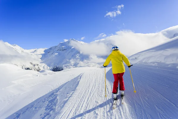 Skiing, skier, winter sport - woman skiing downhill — Stock Photo, Image
