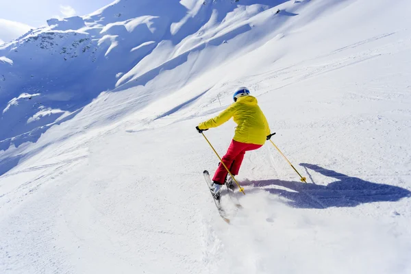 Skidåkning, skidåkare, vinter sport - kvinna skidåkning utför — Stockfoto