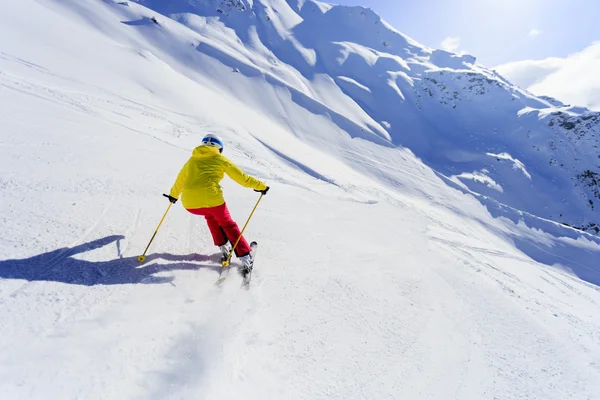 Esquí, esquiador, deporte de invierno - mujer esquiando cuesta abajo —  Fotos de Stock