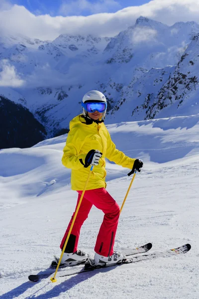 Sci, sciatore, sole e divertimento invernale: una donna in vacanza sugli sci — Foto Stock