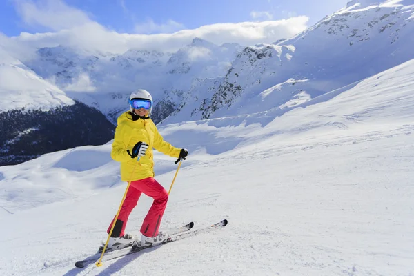 Sci, sciatore, sole e divertimento invernale: una donna in vacanza sugli sci — Foto Stock