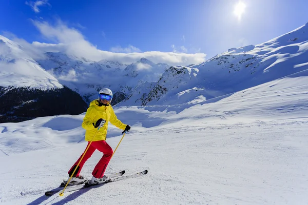 Esquí, esquiador, sol y diversión invernal - mujer disfrutando de vacaciones de esquí —  Fotos de Stock