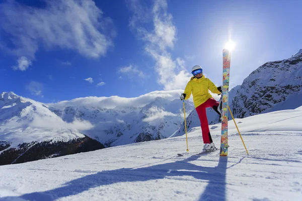 Ski, a síelő, a nap és a téli szórakozás - nő élvezi síüdülés — Stock Fotó