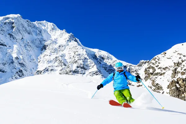 Ski, Skier, Freeride em neve fresca em pó - homem esqui downhill — Fotografia de Stock