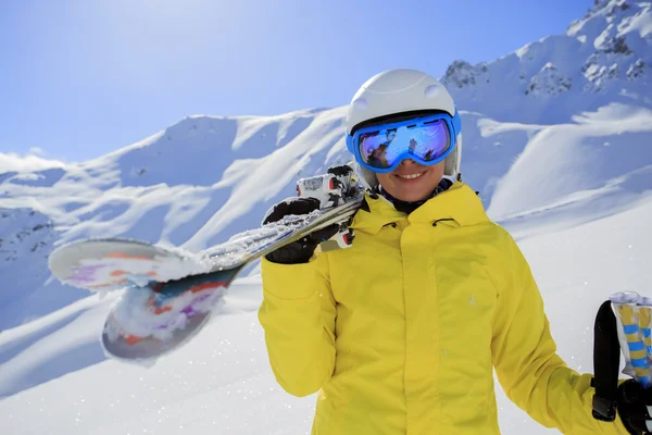 滑雪、 滑雪、 冬季运动-女滑雪者的肖像 — 图库照片