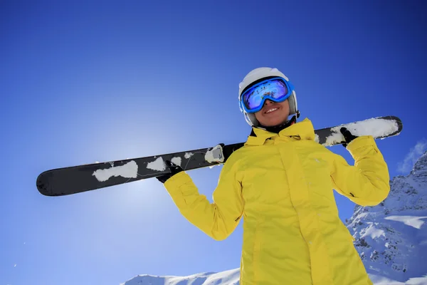 Skifahrer, Skifahren, Wintersport - Porträt einer Skifahrerin — Stockfoto