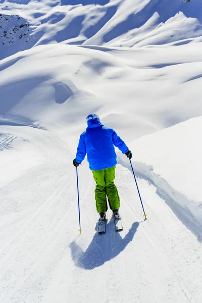 Skiën, skiër - man afdaling skiën — Stockfoto