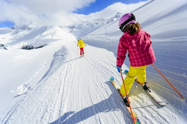 Sci, inverno, lezione di sci - sciatori sulla pista da sci — Foto Stock