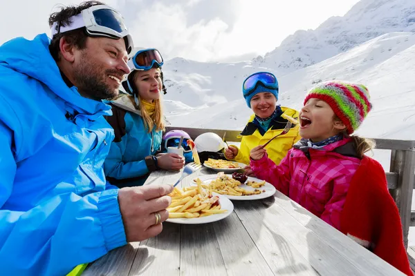 Zima, lyže - lyžaři si užívají oběd v zimních horách — Stock fotografie