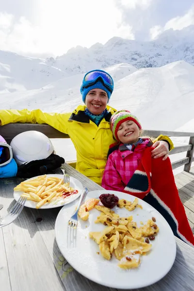 Зима, лыжи - лыжники наслаждаются обедом в зимних горах — стоковое фото