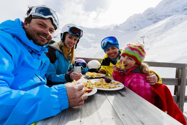 Зима, лыжи - лыжники наслаждаются обедом в зимних горах — стоковое фото